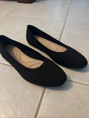 Ladies Old Navy Black Ballet Flats 7.5